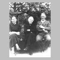 068-0079 Lehrer Paul Kuessner mit Ehefrau und Oma.jpg